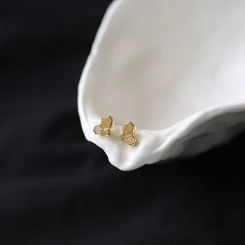OBEAR Egyszerű Gyönyörű Intarziás Cirkon Honeycomb Geometrikus Fülbevaló Női Rozsdamentes Acél Bevonatú 18k Arany Ékszer